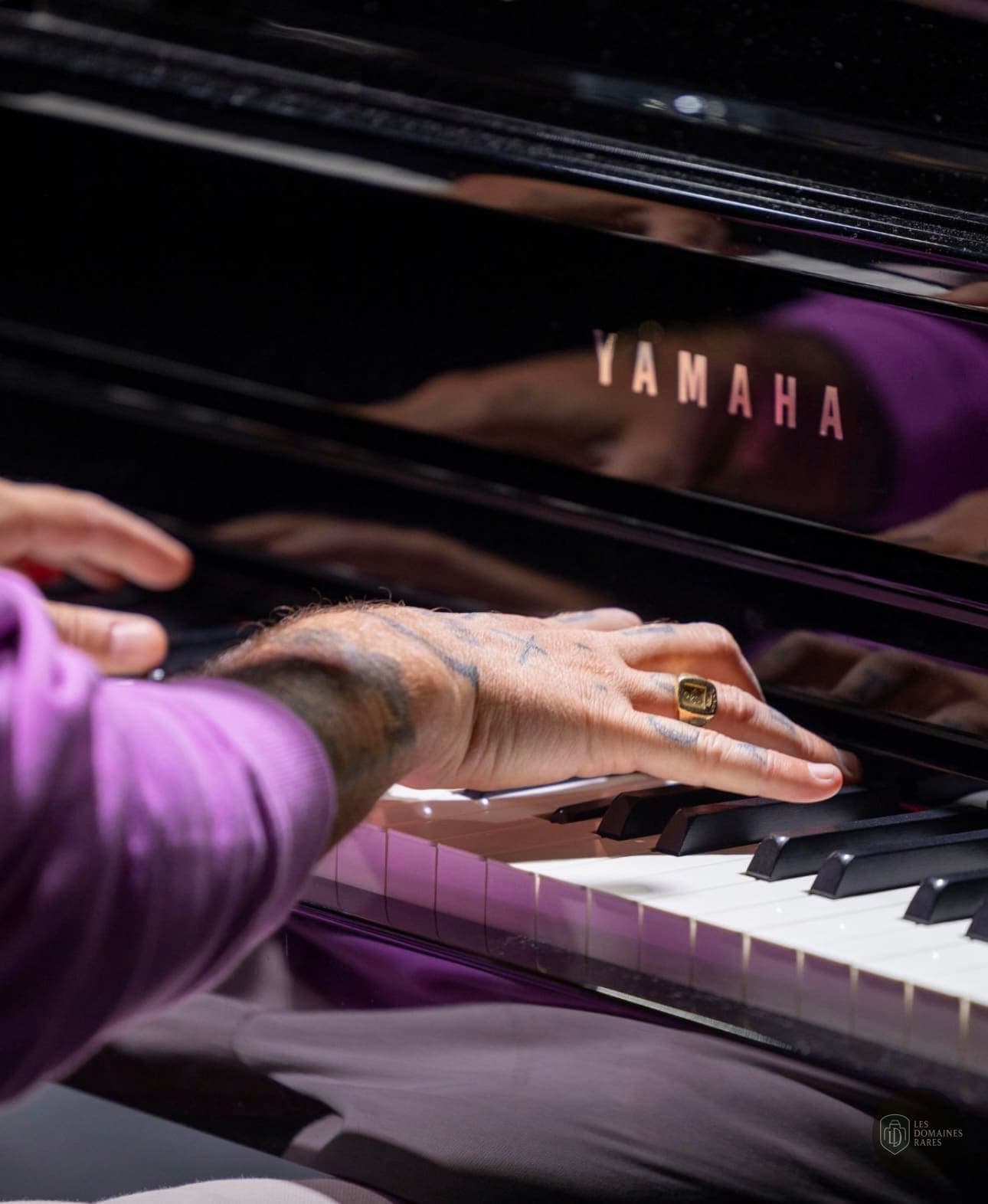 Main jouant du piano Yamaha