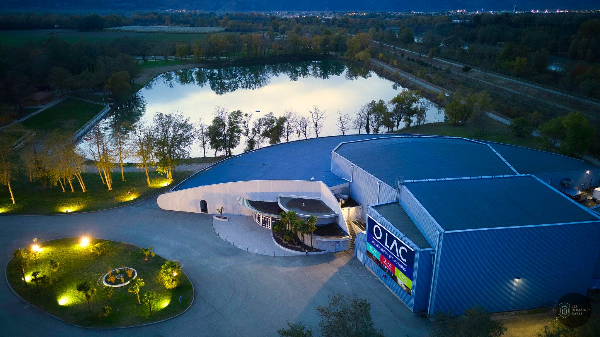 Vue aérienne du bâtiment et du lac