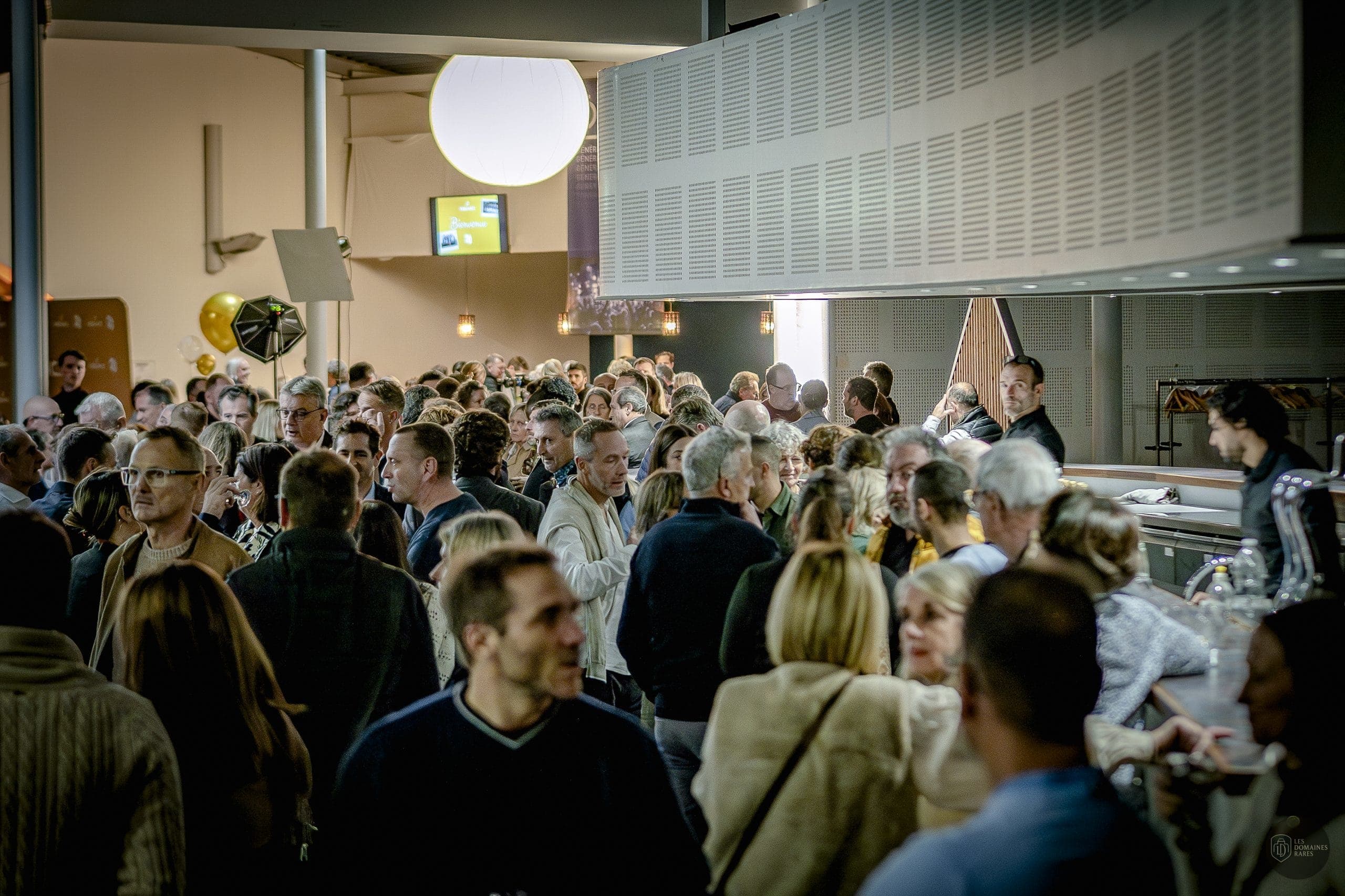 Foule dans un espace intérieur