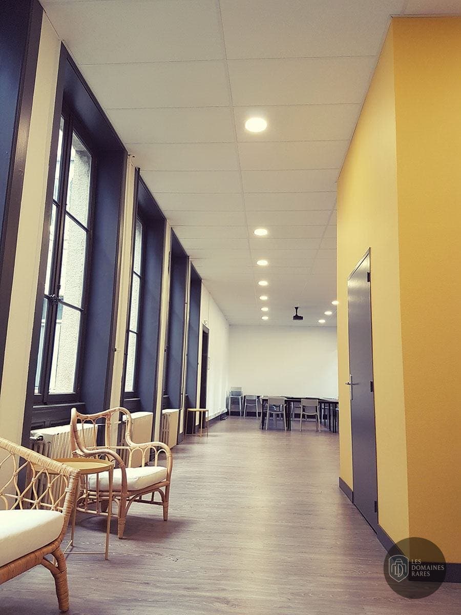 Couloir avec espace de réunion