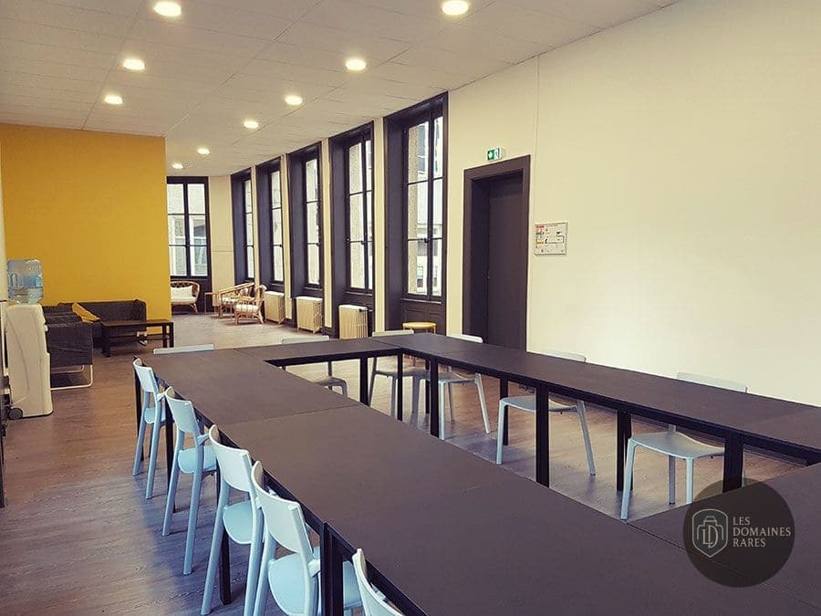 Salle de réunion avec tables en U
