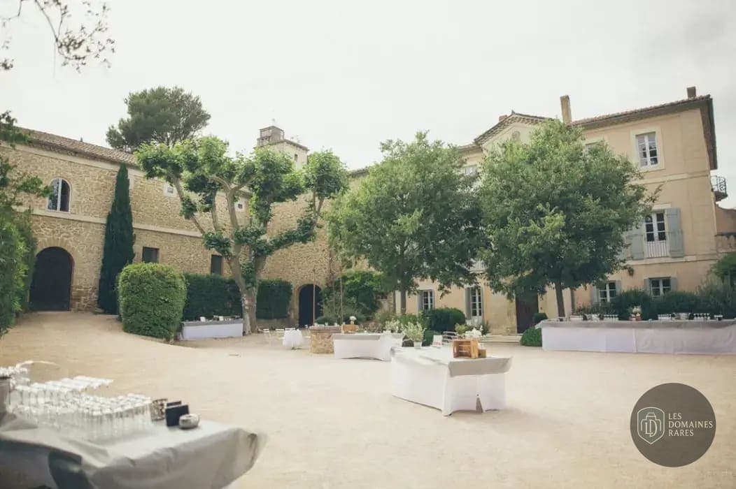Vue extérieure du château Abbaye Gigognan à Sorgues en Provence-Alpes-Côte d'Azur