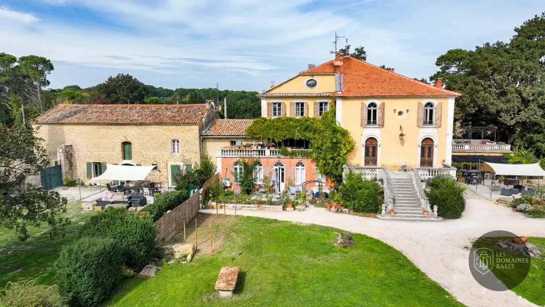 Vue extérieure du château Abbaye Gigognan à Sorgues en Provence-Alpes-Côte d'Azur