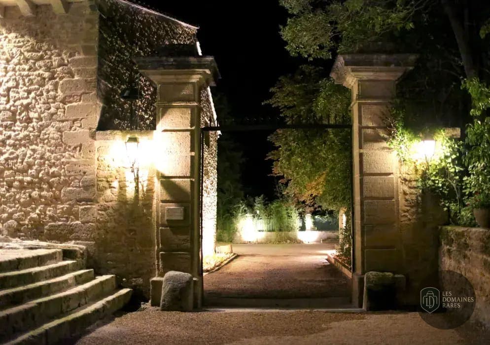 Vue extérieure du château Abbaye Gigognan à Sorgues en Provence-Alpes-Côte d'Azur