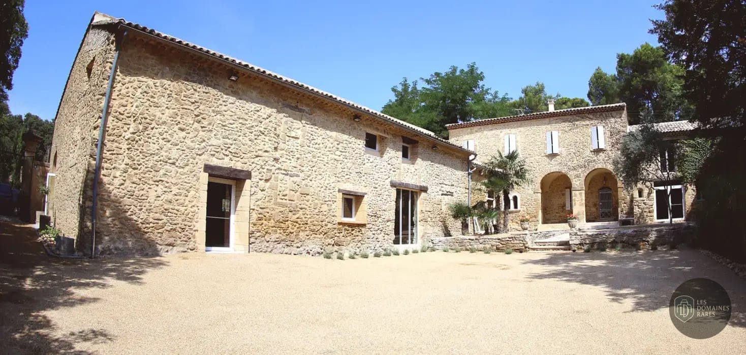 Vue extérieure du château Abbaye Gigognan à Sorgues en Provence-Alpes-Côte d'Azur