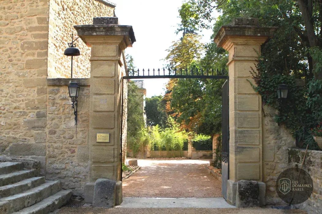 Vue extérieure du château Abbaye Gigognan à Sorgues en Provence-Alpes-Côte d'Azur