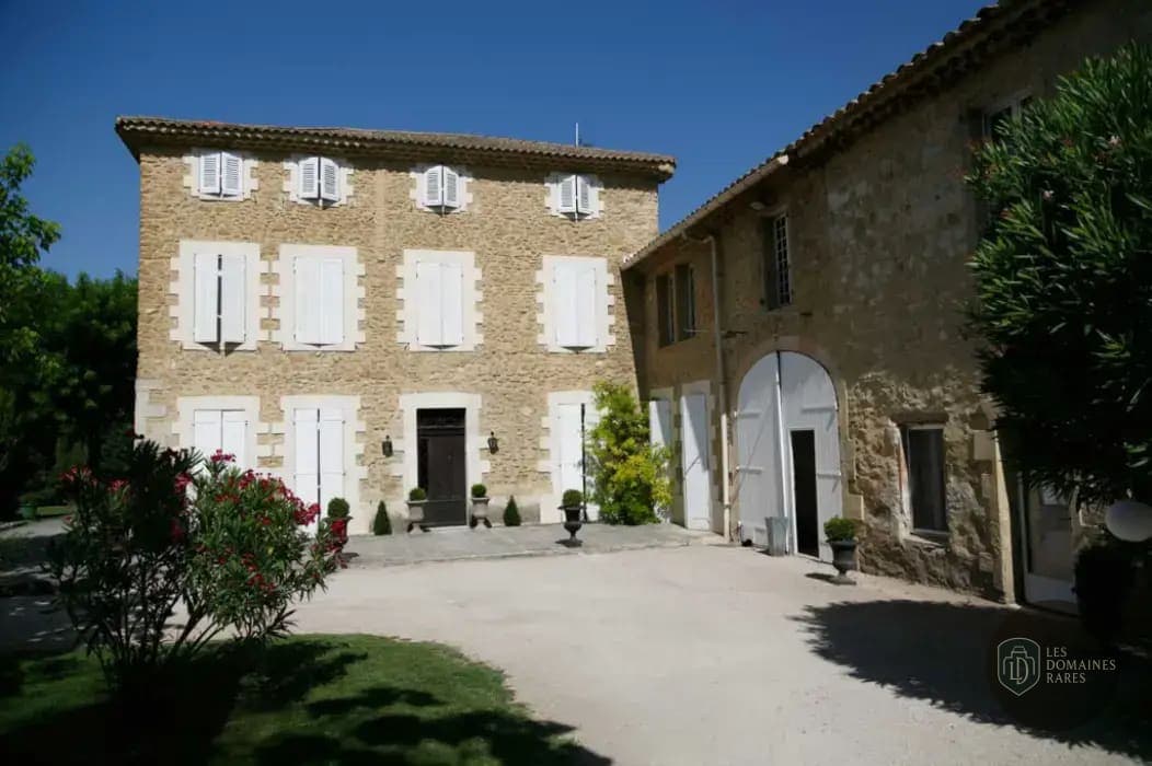 Vue extérieure du château Abbaye Gigognan à Sorgues en Provence-Alpes-Côte d'Azur
