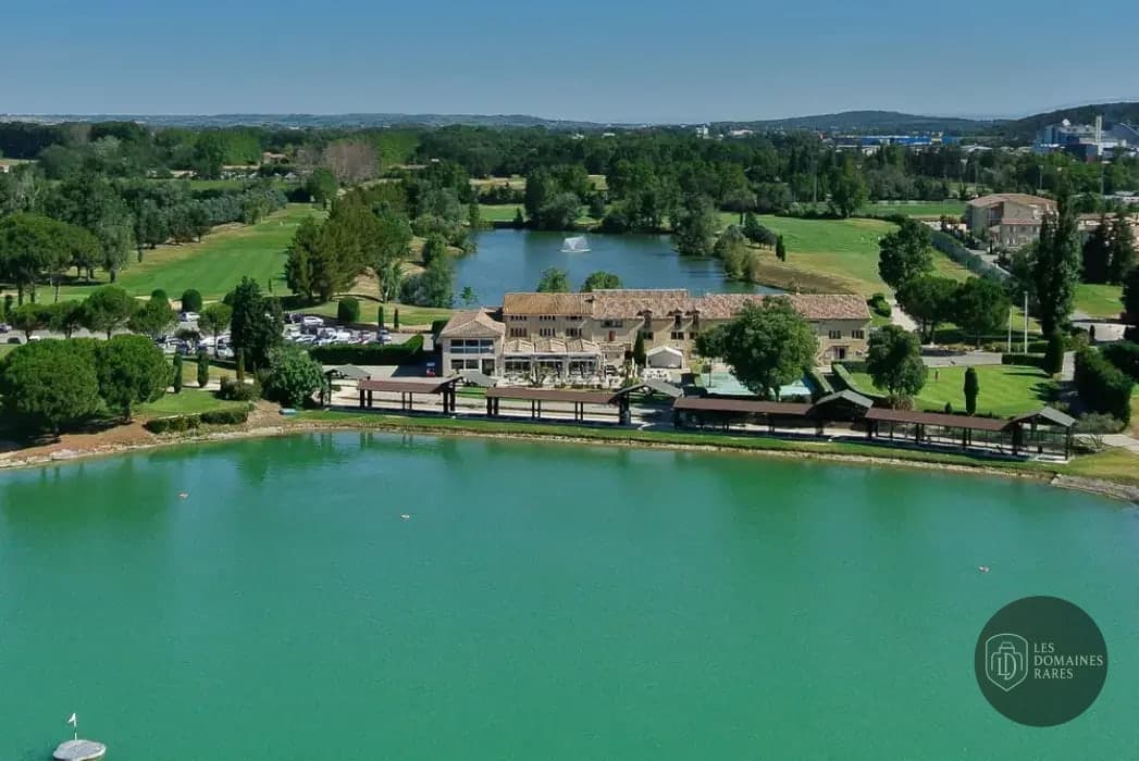 Vue extérieure du château Abbaye Gigognan à Sorgues en Provence-Alpes-Côte d'Azur