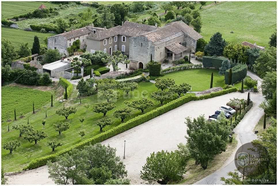 Vue extérieure de l'abbaye Abbaye Saint Eusebe à Saignon en Provence-Alpes-Côte d'Azur