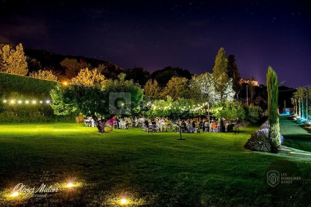 Vue extérieure de l'abbaye Abbaye Saint Eusebe à Saignon en Provence-Alpes-Côte d'Azur