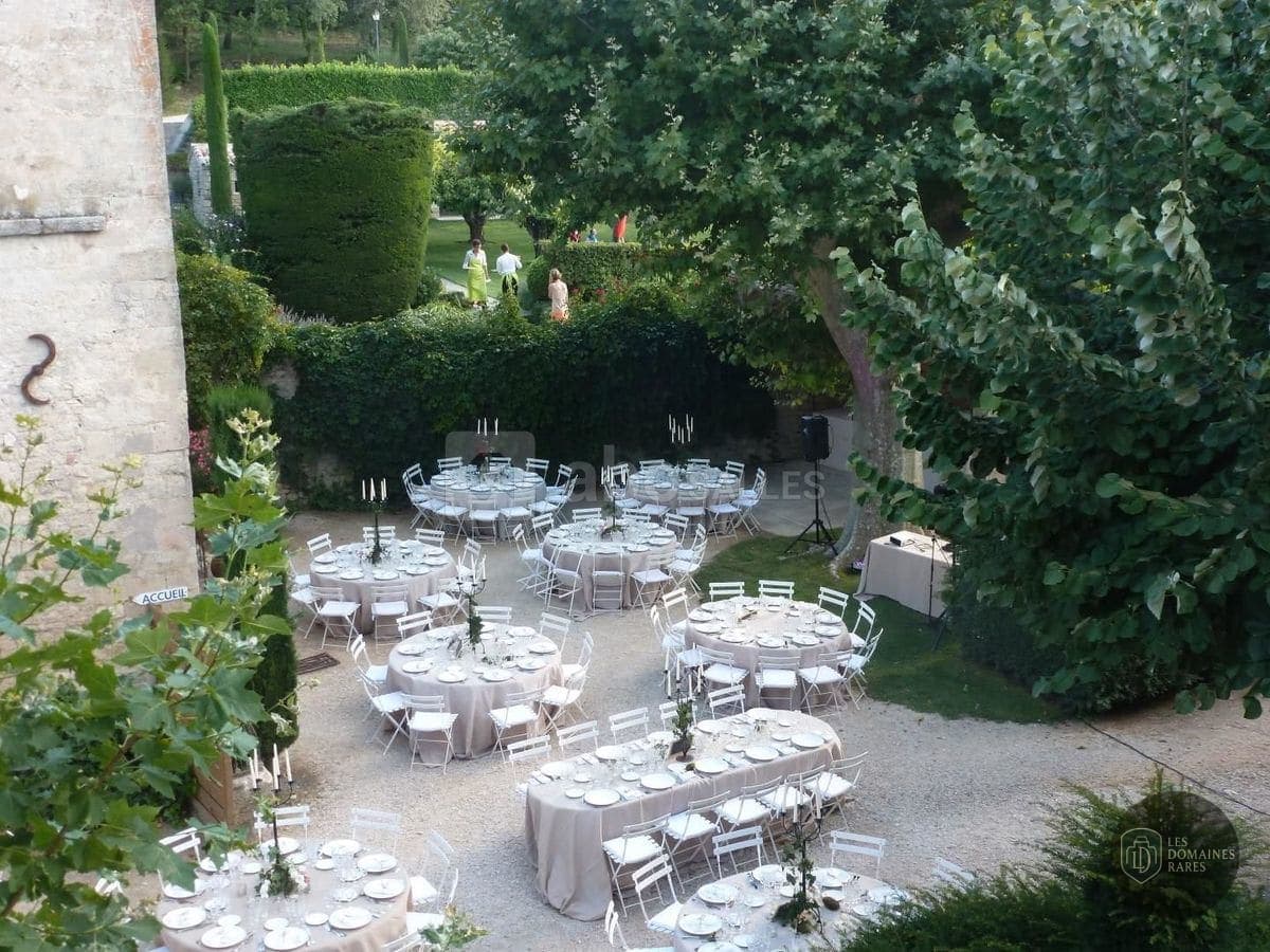 Vue extérieure de l'abbaye Abbaye Saint Eusebe à Saignon en Provence-Alpes-Côte d'Azur