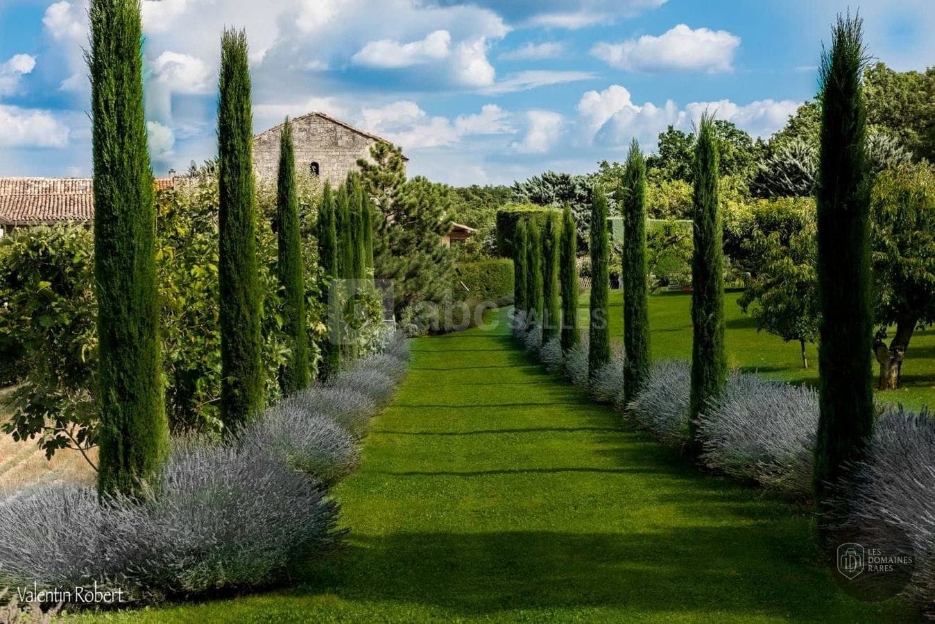 Vue extérieure de l'abbaye Abbaye Saint Eusebe à Saignon en Provence-Alpes-Côte d'Azur