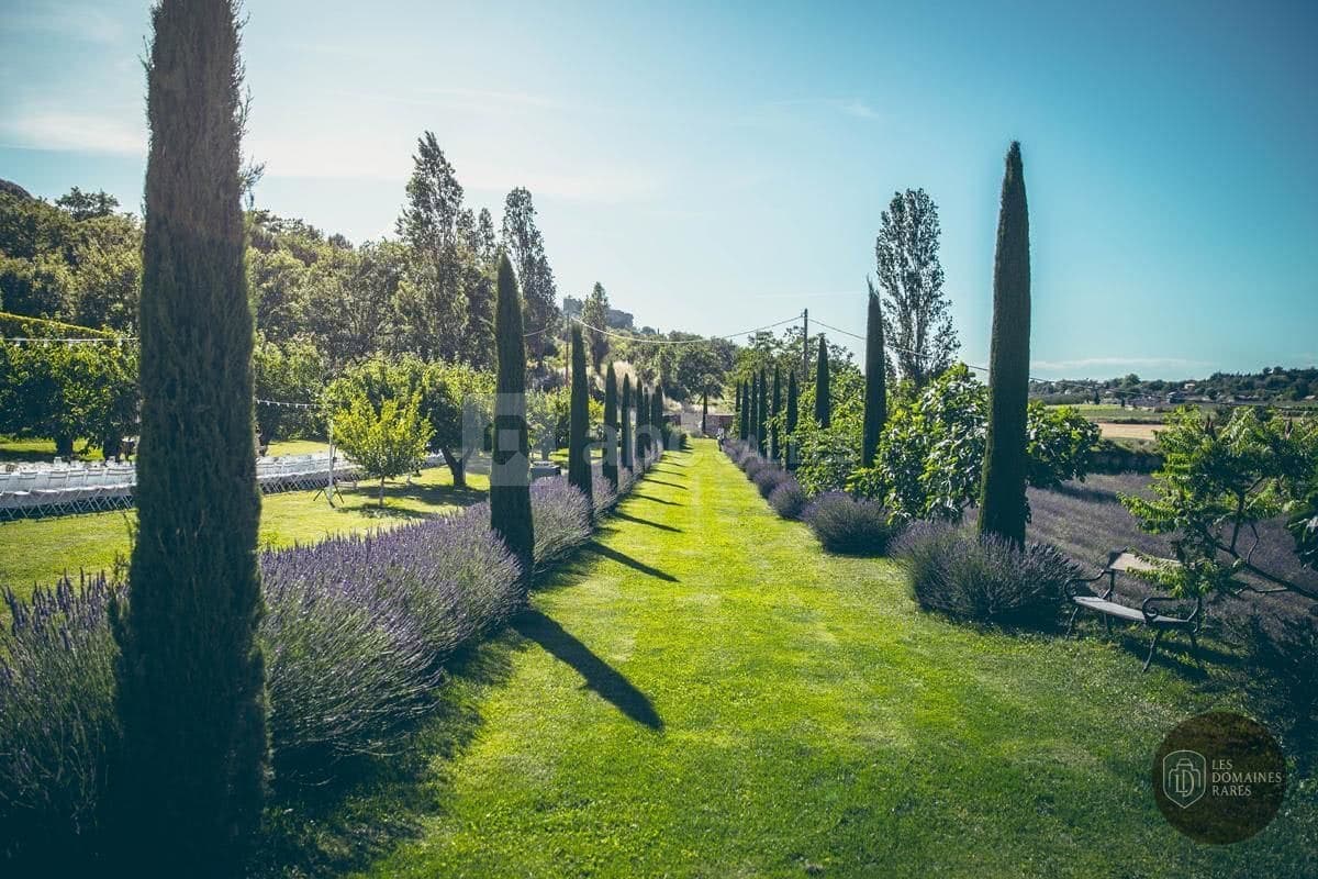 Vue extérieure de l'abbaye Abbaye Saint Eusebe à Saignon en Provence-Alpes-Côte d'Azur