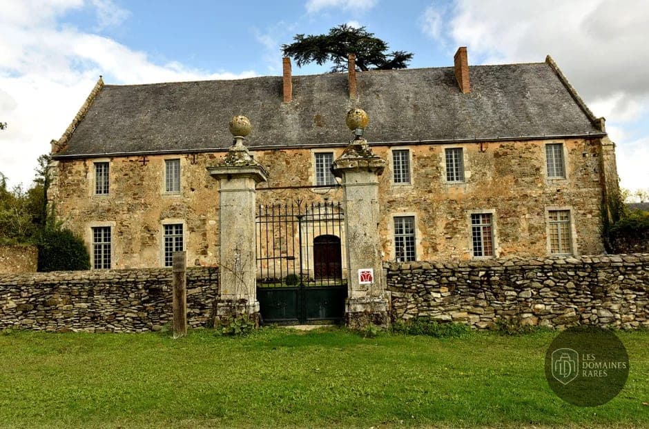 Façade principale de l'Abbaye de Champagne