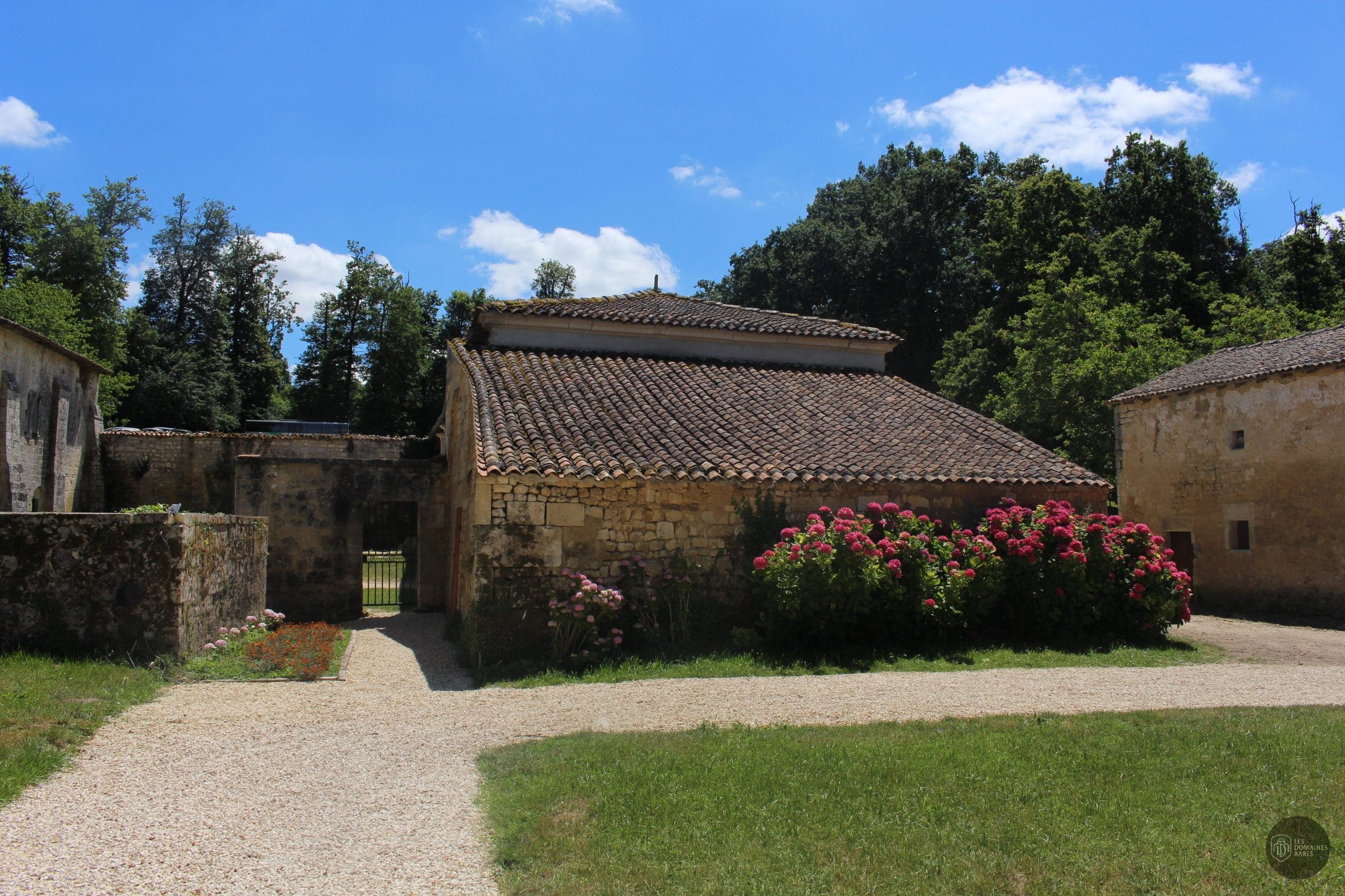 Gîtes de Fontdouce, cour et bâtiments