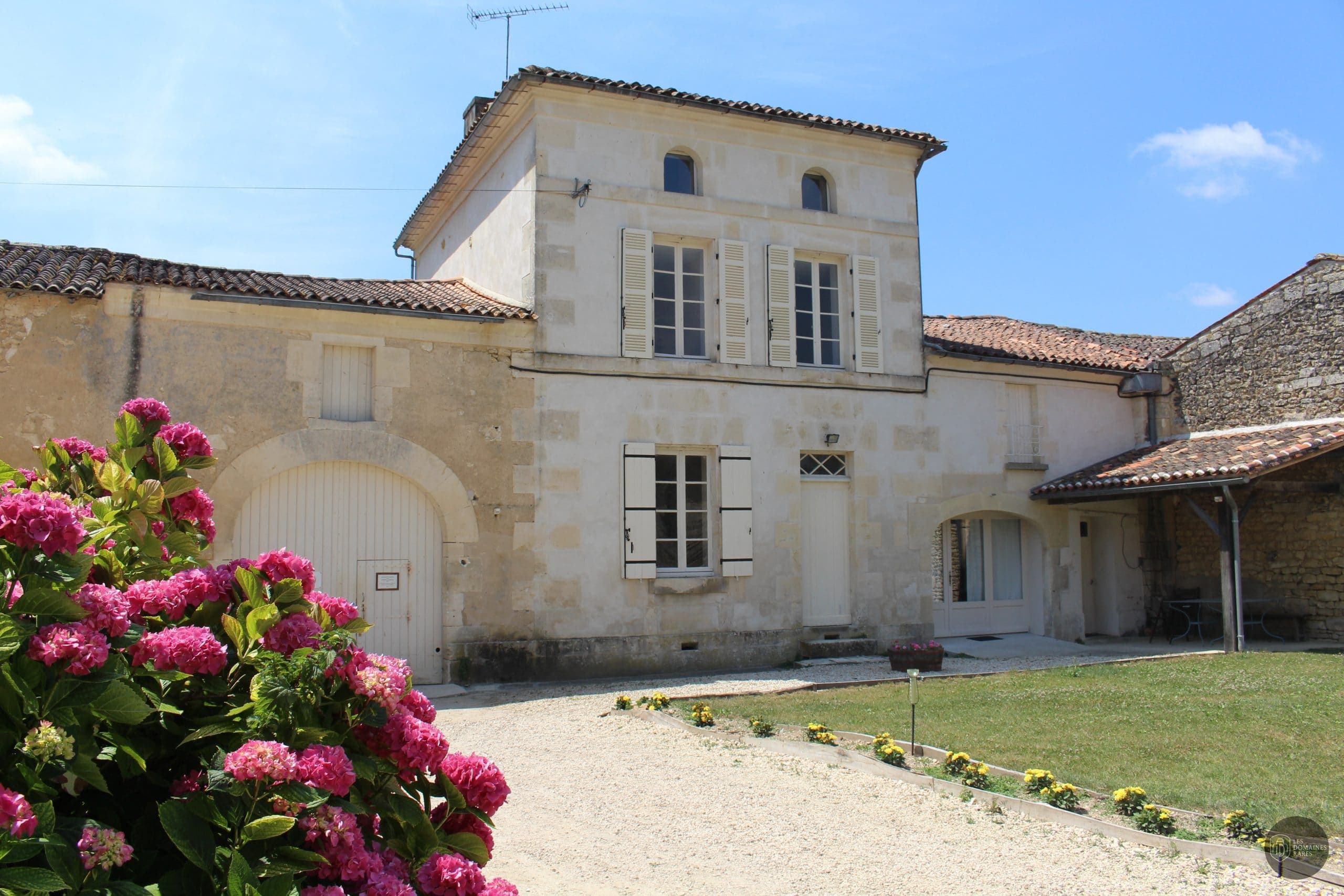 Gîte Hermance : façade et jardin