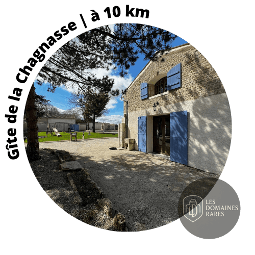 Extérieur du gîte avec jeux d'enfants