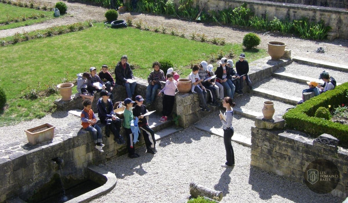 Visite découverte de l'abbaye, groupe d'enfants