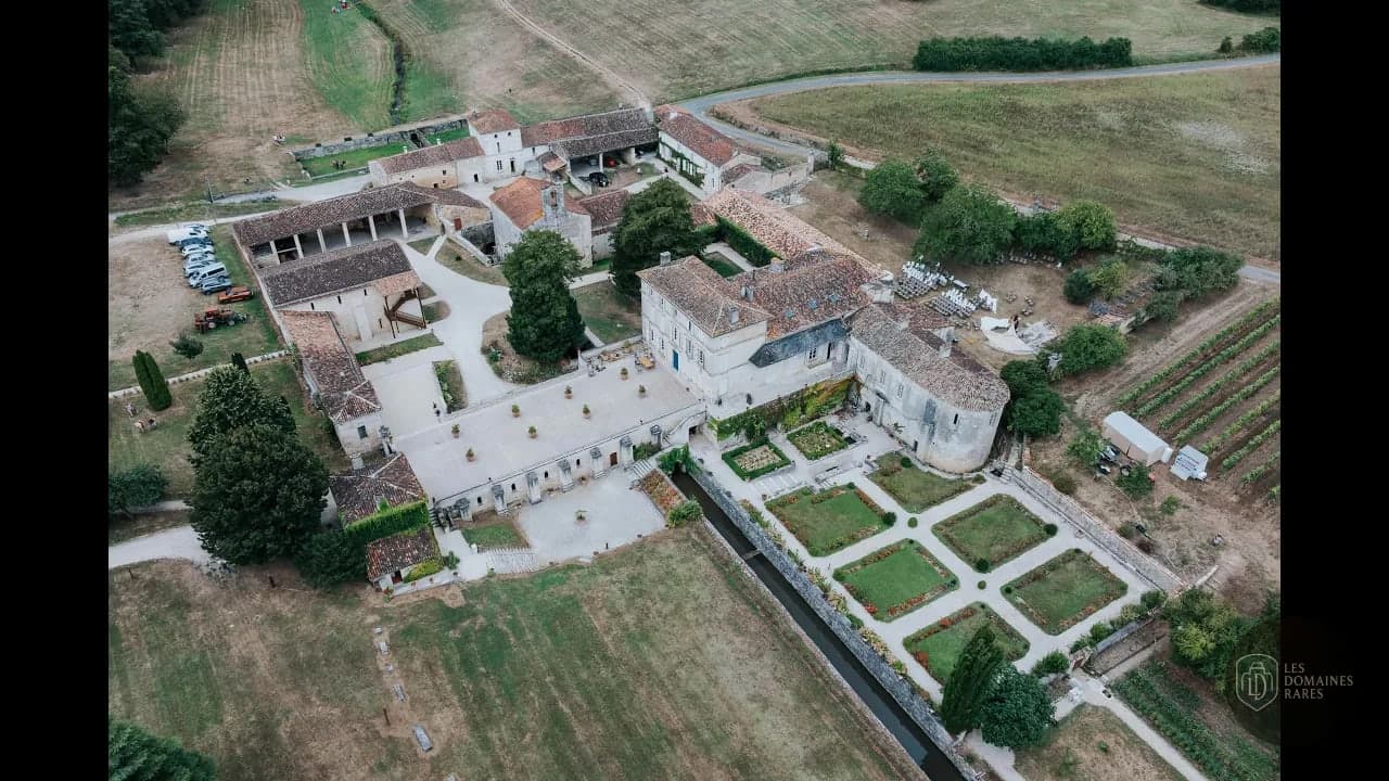 Vue aérienne de l'Abbaye de Fontdouce