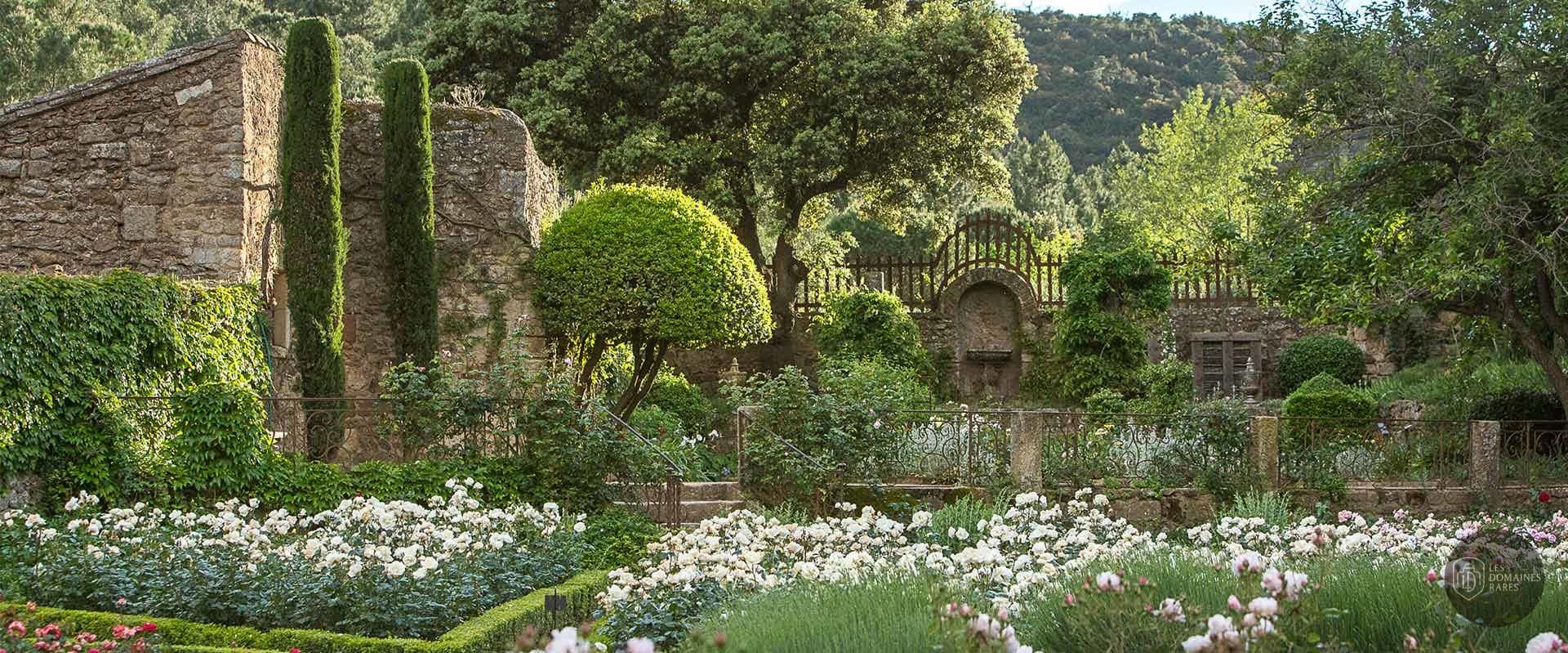 Vue extérieure de l'abbaye Abbaye de Fontfroide à Narbonne en Occitanie