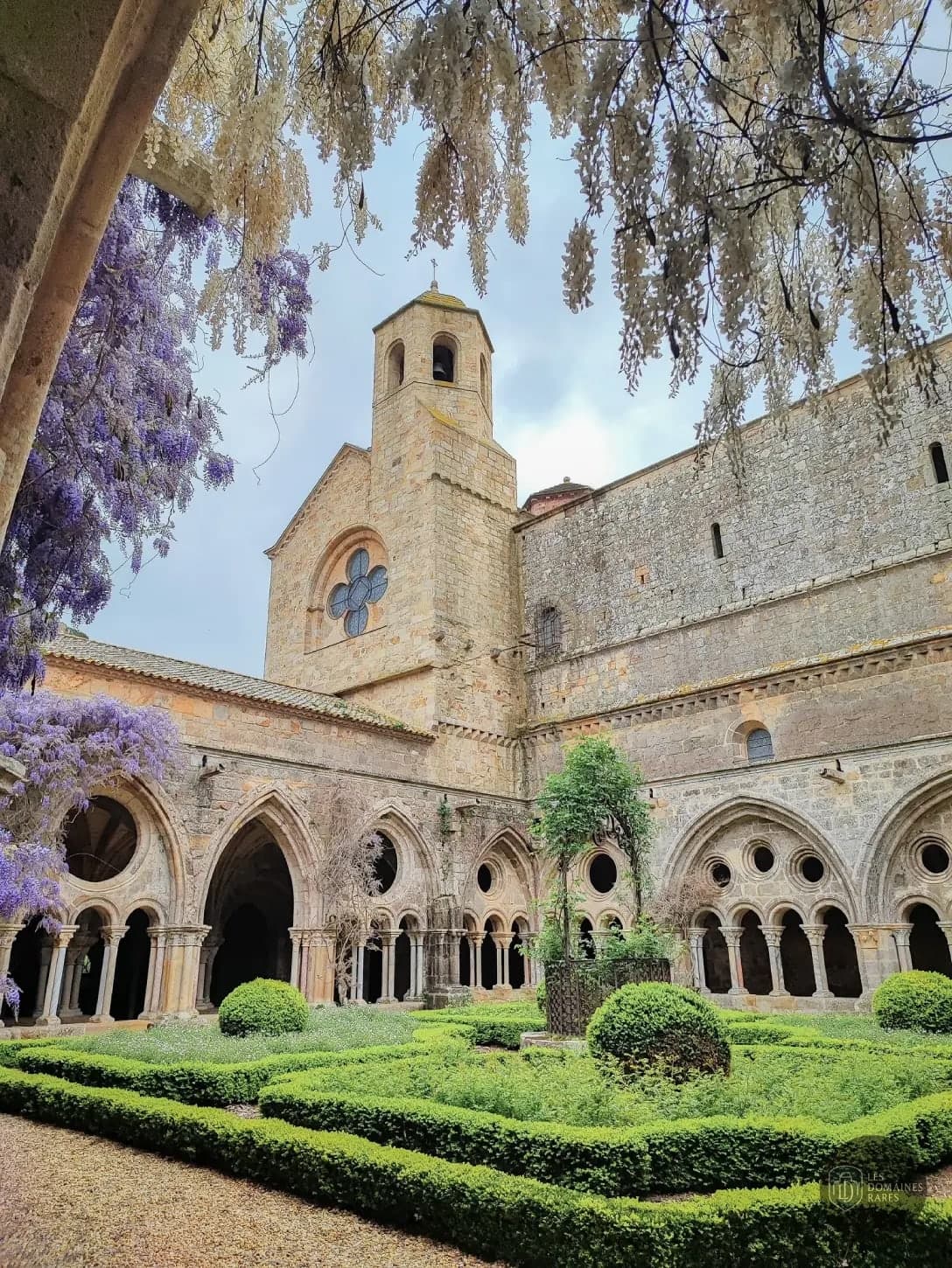 Vue extérieure de l'abbaye Abbaye de Fontfroide à Narbonne en Occitanie
