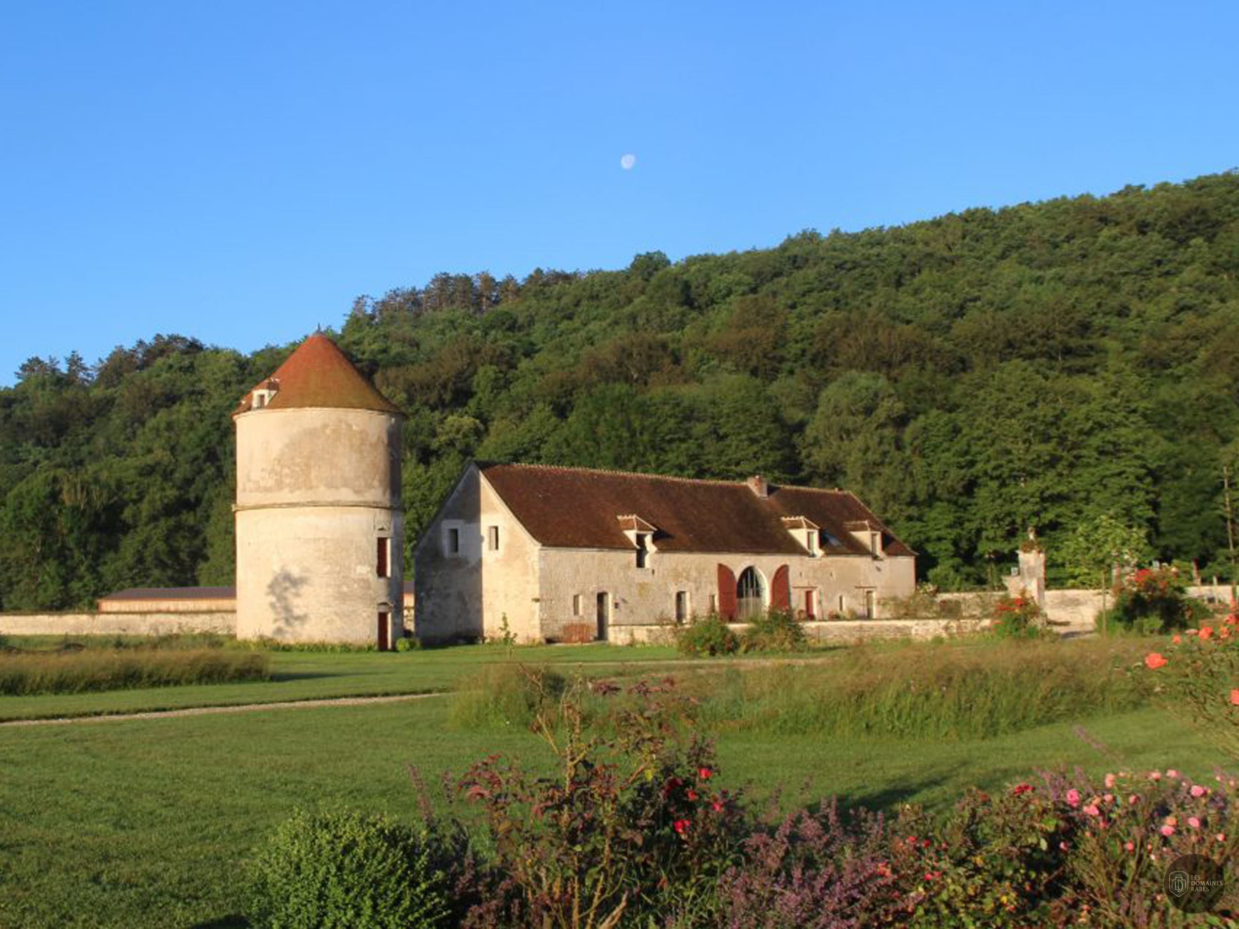 Vue extérieure de l'abbaye Abbaye de Reigny en Bourgogne-Franche-Comté