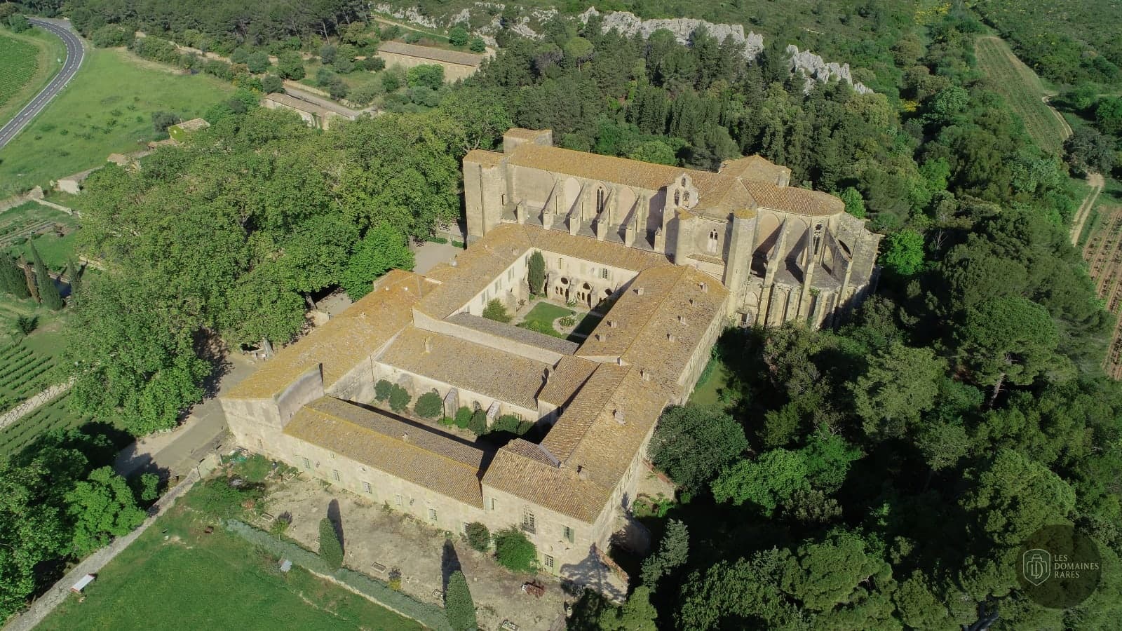 Vue extérieure de l'abbaye Abbaye de Valmagne à Villeveyrac en Occitanie