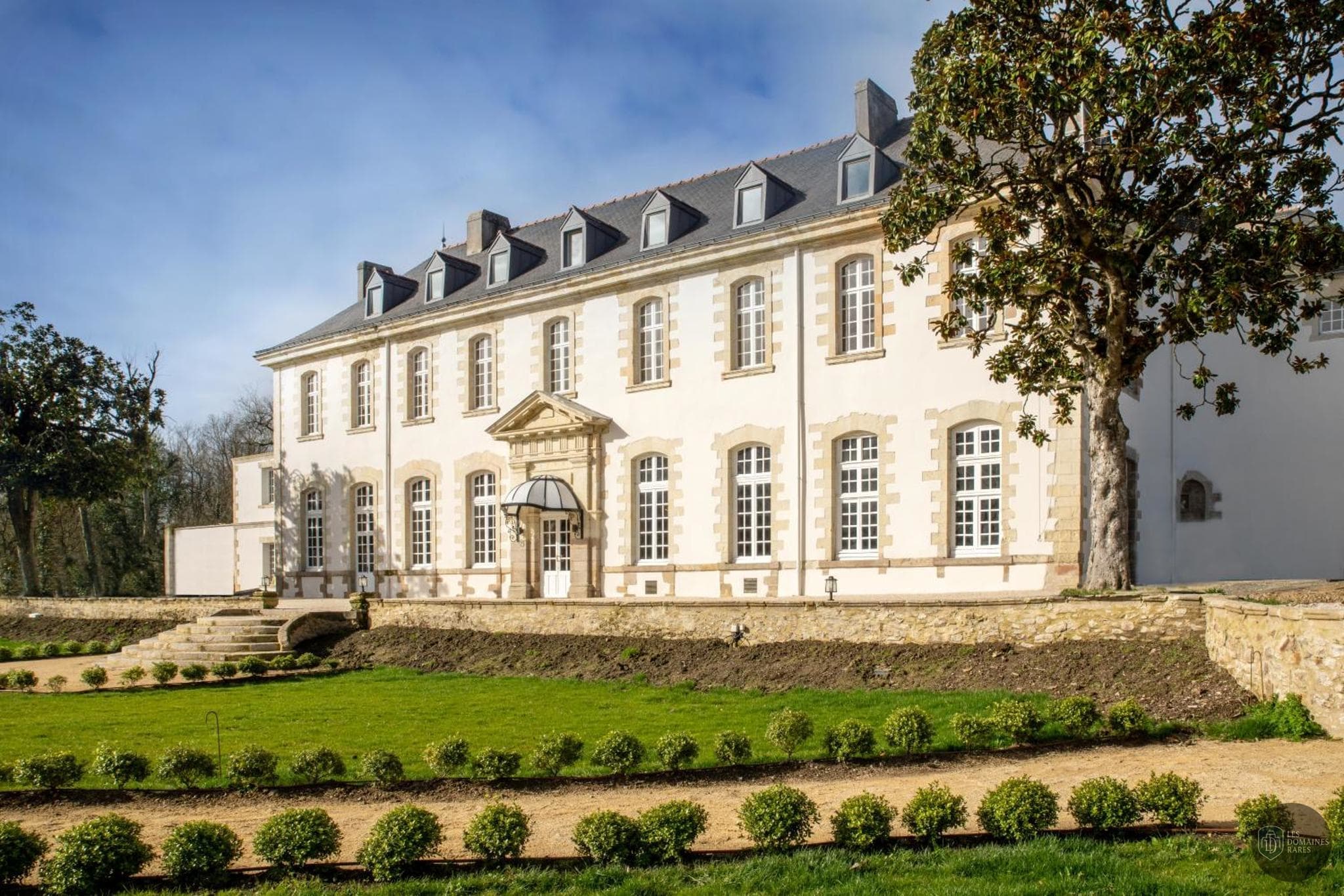 Vue extérieure de l'abbaye Abbaye de Villeneuve en Pays de la Loire