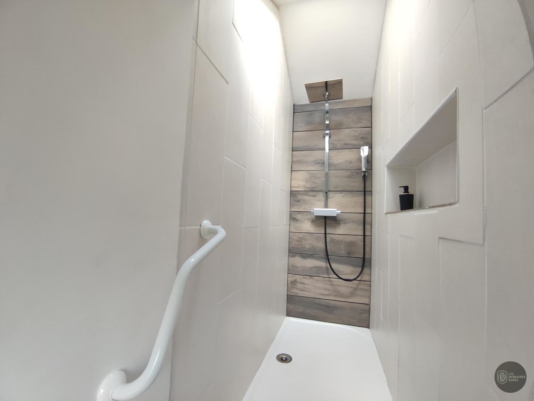 Salle de bain du lieu Absolu à Vincennes en Île-de-France