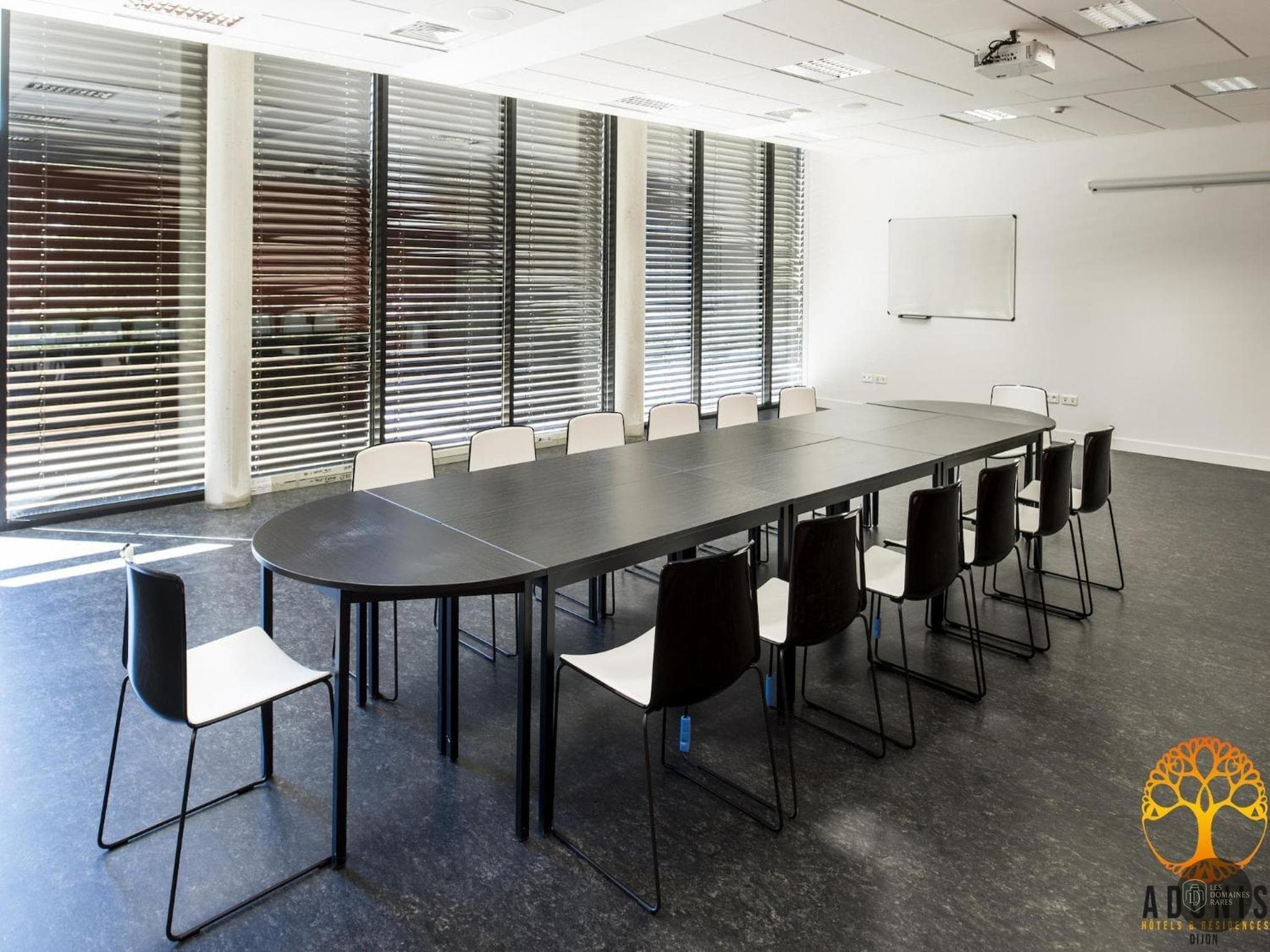 Salle de réunion 1 de l'hôtel Adonis Dijon à Dijon en Bourgogne-Franche-Comté