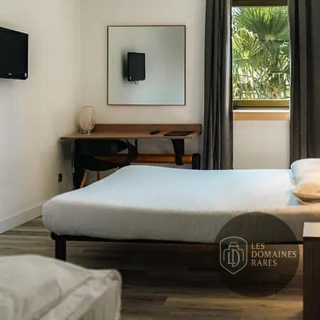 Chambre d'hôtel avec lit double