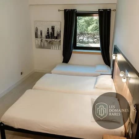 Chambre avec trois lits simples