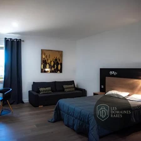 Suite avec lit double et canapé