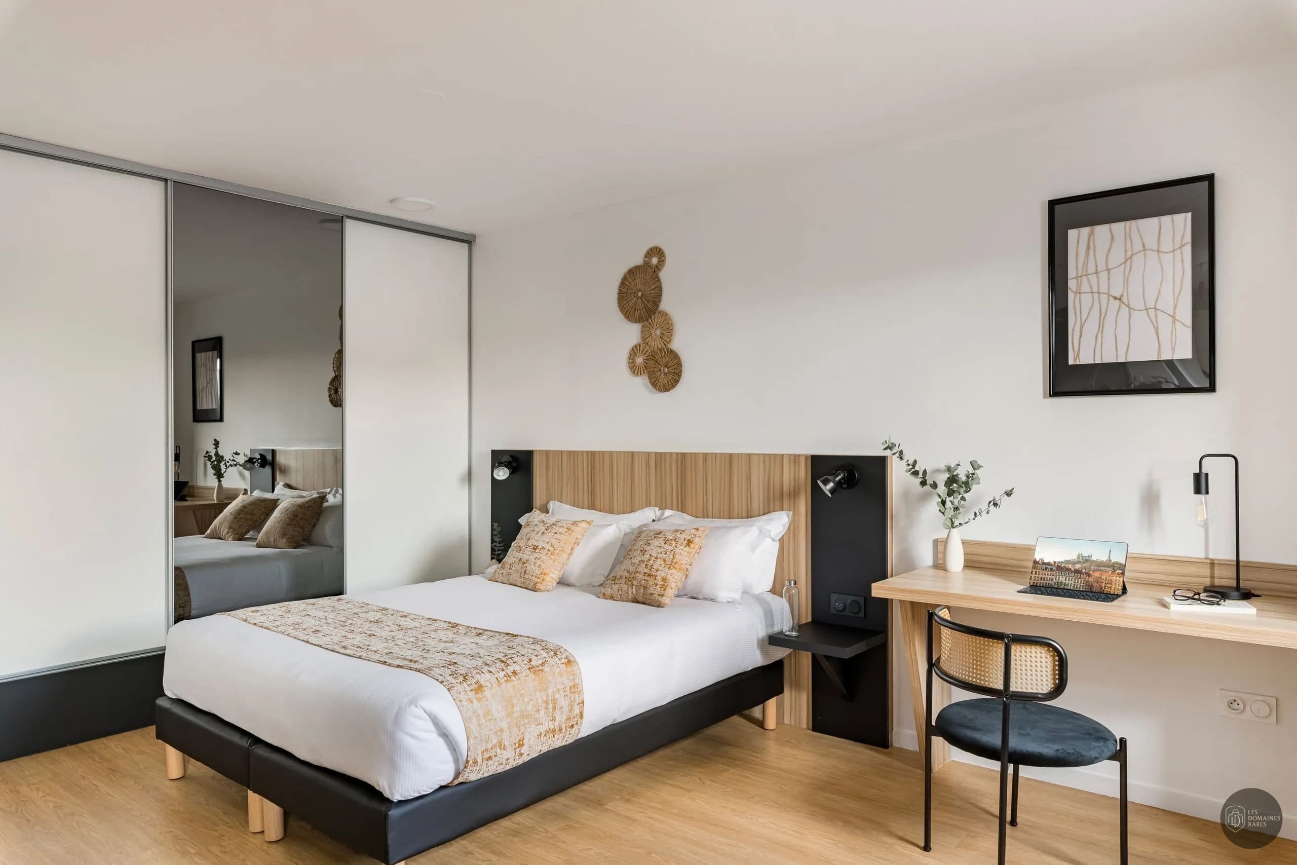 Chambre avec lit double et espace bureau