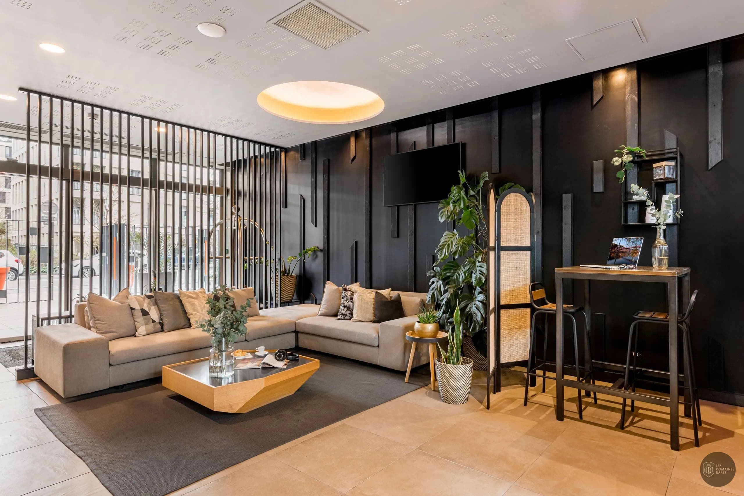 Salon moderne avec canapé et table