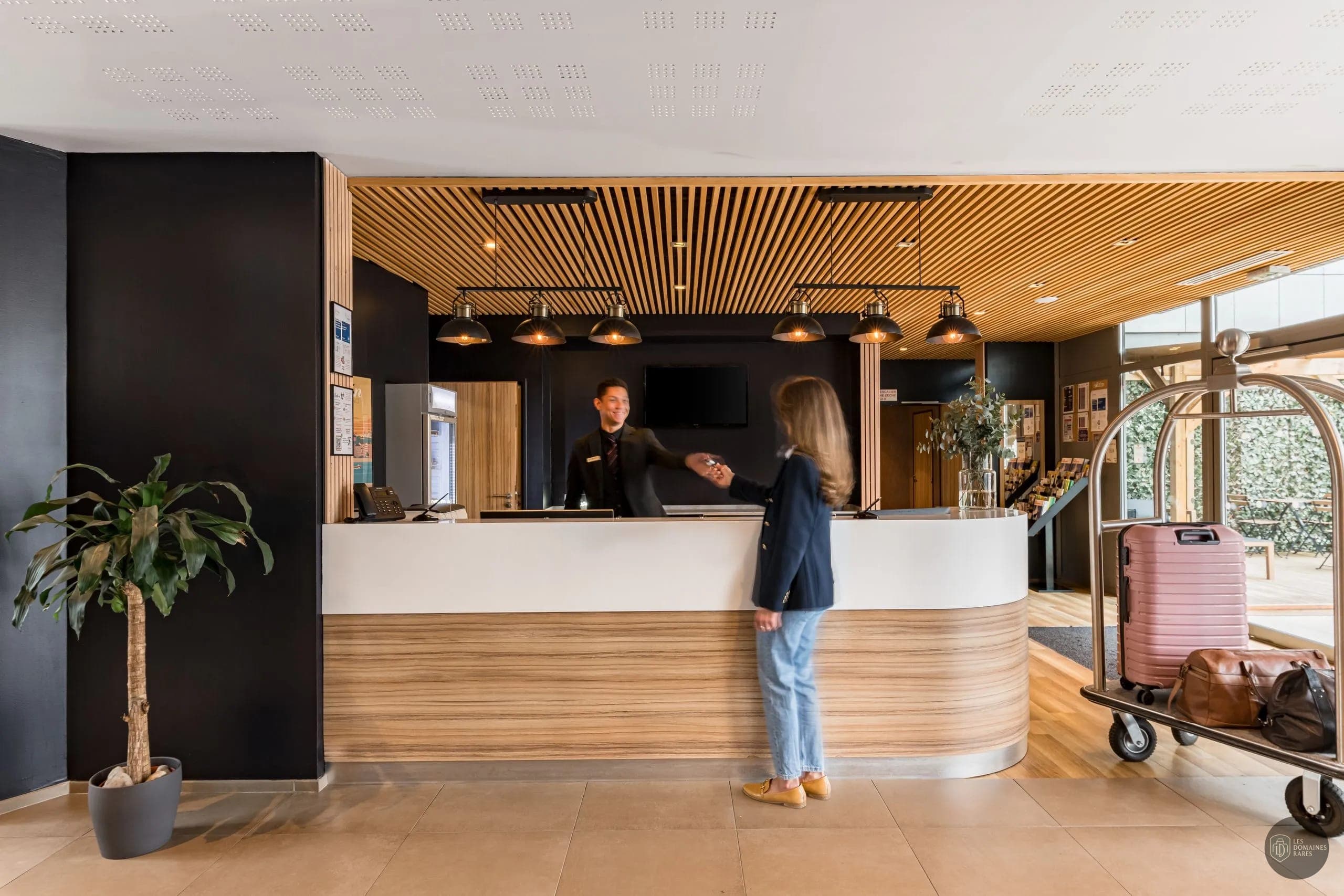 Réception de l'hôtel avec client