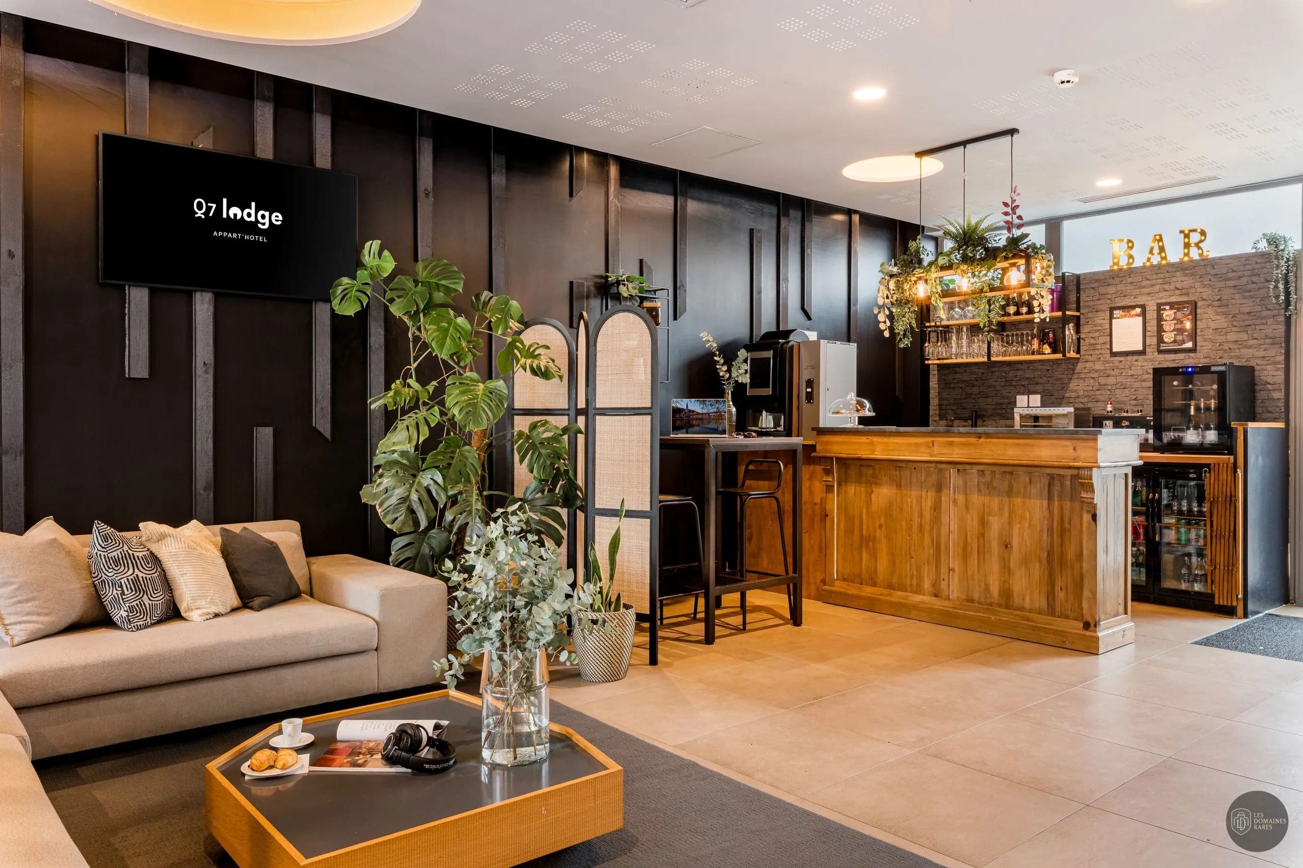 Hall d'entrée avec salon et bar