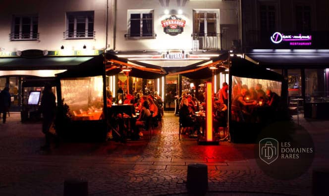 Terrasse extérieure de restaurant le soir