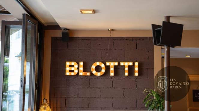 Enseigne lumineuse du restaurant Blotti