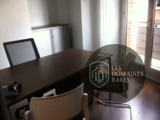 Bureau avec table, chaises et rangement