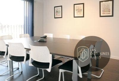 Salle de réunion avec grande table