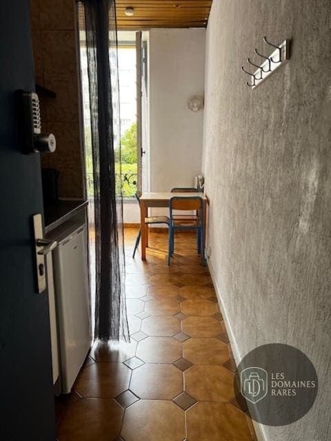 Vue extérieure de l'hôtel Alpazur à Val en Auvergne-Rhône-Alpes