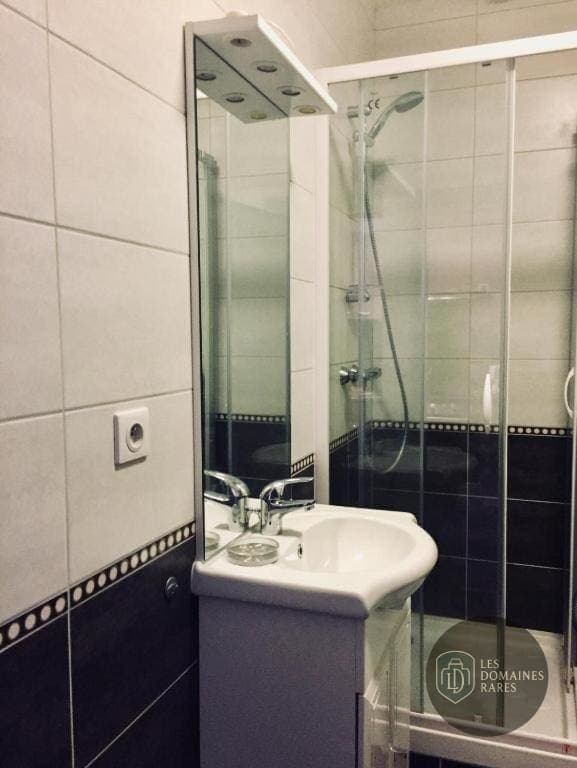Salle de bain de la ferme Ambassade d'Auvergne à Paris en Île-de-France