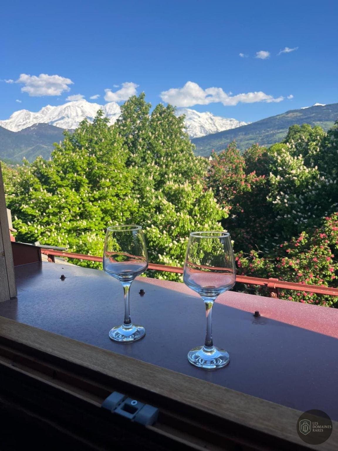 Vue extérieure de l'hôtel Ambiance Patio à Limas en Auvergne-Rhône-Alpes