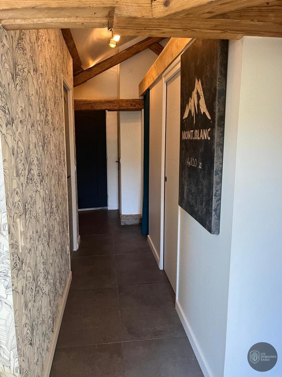 Vue extérieure de l'hôtel Ambiance Patio à Limas en Auvergne-Rhône-Alpes