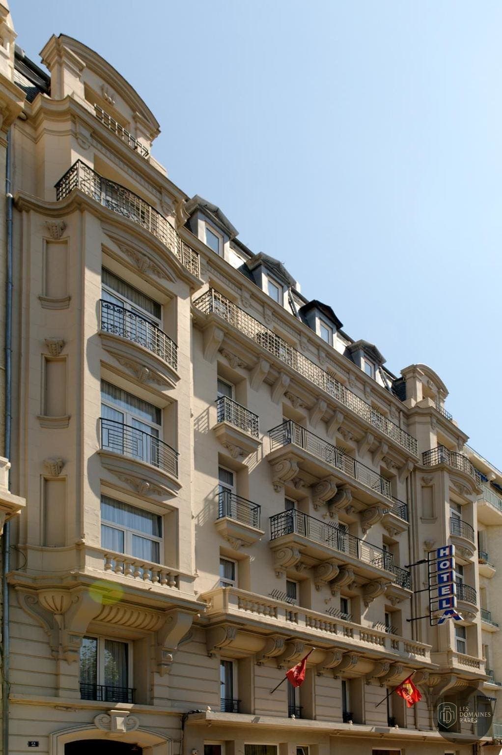Vue extérieure de l'hôtel Amiraute Hôtel en Normandie