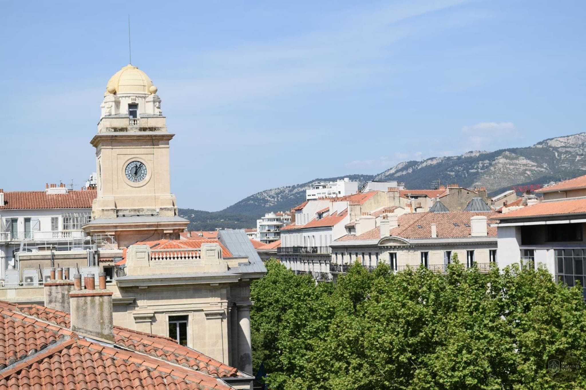 Vue extérieure de l'hôtel Amiraute Hôtel en Normandie