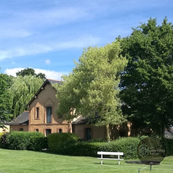 Vue extérieure de l'hôtel Anjou Golf à Champigné en Pays de la Loire