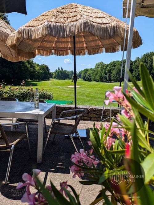 Vue extérieure de l'hôtel Anjou Golf à Champigné en Pays de la Loire