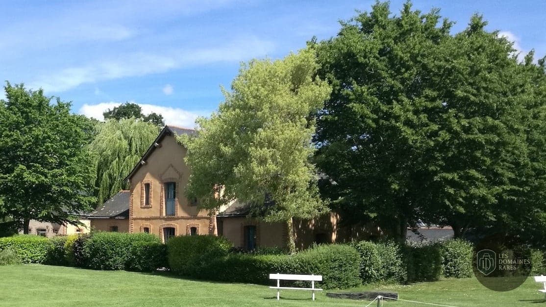 Vue extérieure de l'hôtel Anjou Golf à Champigné en Pays de la Loire